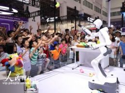 北京：世界机器人大会人气旺