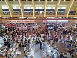 上海：书展现场人头攒动