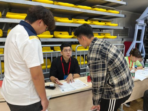 招聘会上，老师为毕业生开展就业指导。校方供图