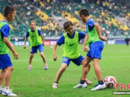 跨越4000公里，15名新疆少年逐梦绿茵