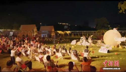 中秋节前夕，龙港市举办“给月光写首诗·理想就浙Young”音乐节。龙港市委宣传统战部 供图