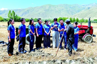 西安交大赴藏社会实践队在西藏山南昌珠镇克松村与村民交谈。资料图片