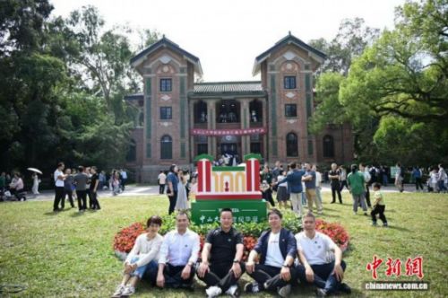2024年11月9日，广东广州，中山大学百年校庆在即，校友返校参观。(资料图)中新网记者 陈楚红 摄