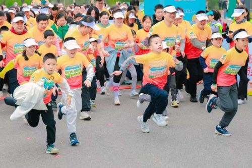 首都教育系统首届亲子欢乐跑活动鸣枪开跑