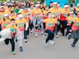 2025首都教育系统首届亲子欢乐跑活动举行