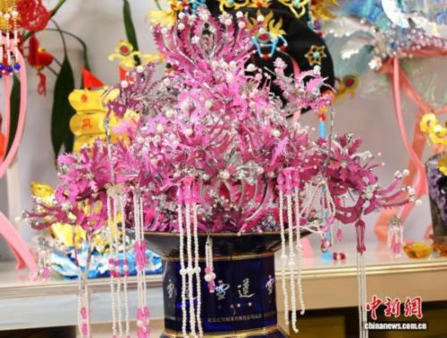 图为王媛娇用废弃易拉罐制作的凤冠。夏晓婷 摄