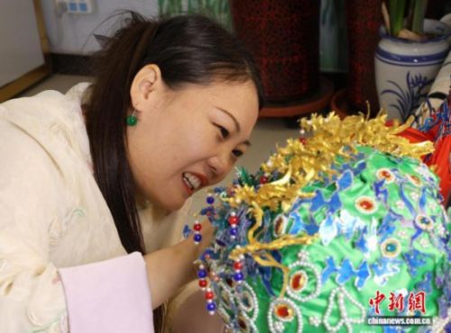 河北衡水宝妈用废弃易拉罐为女儿制作凤冠。