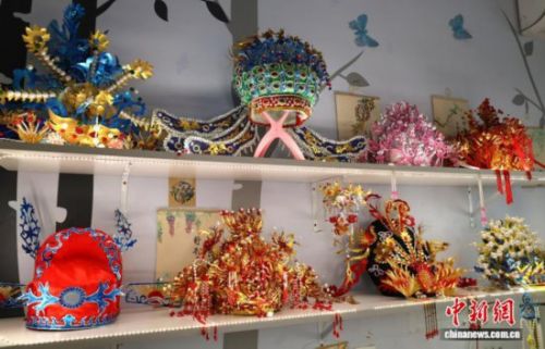 图为王媛娇在制作凤冠。夏晓婷 摄