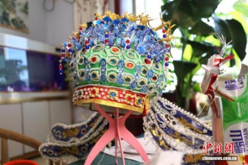 图为王媛娇用废弃易拉罐制作的凤冠。夏晓婷 摄