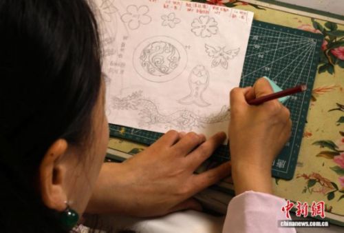 图为王媛娇在绘制图纸。夏晓婷 摄