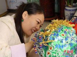 河北衡水宝妈用废弃易拉罐为女儿制作凤冠