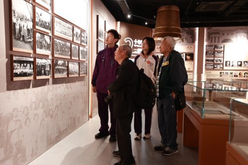 清华附中校友观看展览。校方供图