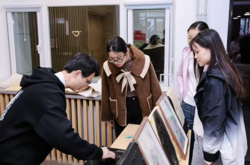 北邮学生参与现场体验活动。校方供图