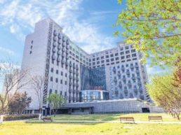 “一校一品”大思政课专题报道｜首都医科大学：“以生命的名义”践行新时代医学职业精神