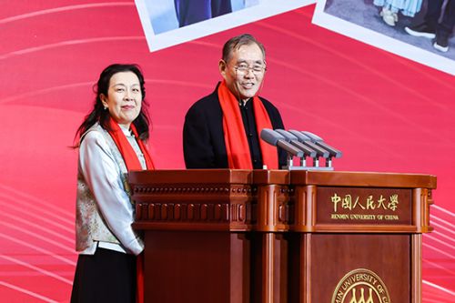 1979级校友钱小芊与刘小平夫妇。学校供图