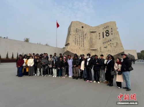 11月5日,来自俄罗斯、埃塞俄比亚等国家的40余名留学生走进沈阳二战盟军战俘营旧址陈列馆和沈阳“九· 一八”历史博物馆参观。图为留学生在沈阳“九· 一八”历史博物馆残历碑广场合影。中新社记者 韩宏 摄