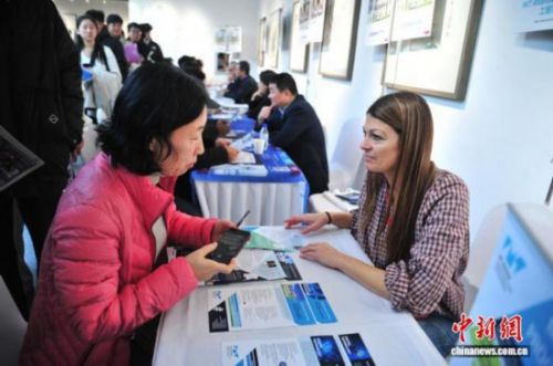 11月9日，2025法国高校秋季巡展·长春站活动举行，法国高校代表在推介留学项目。 李彦国 摄