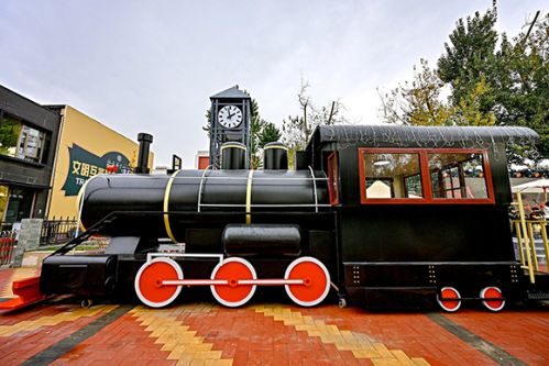 “文明互鉴列车主题文化公园”亮相北京语言大学东门外。北京语言大学供图