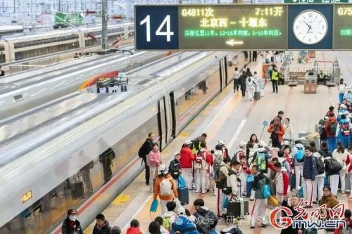 高铁研学专列：千名师生乘高铁南下丹江口溯源