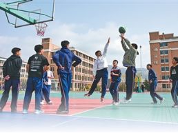 一校牵起三地缘