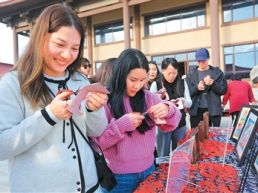 留学生学“非遗”感受中国文化魅力