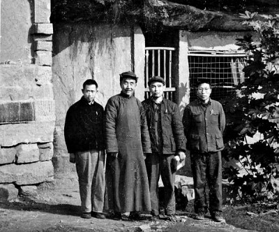 1972年，任乃强（左二）在家乡南充夏乐湾居所。