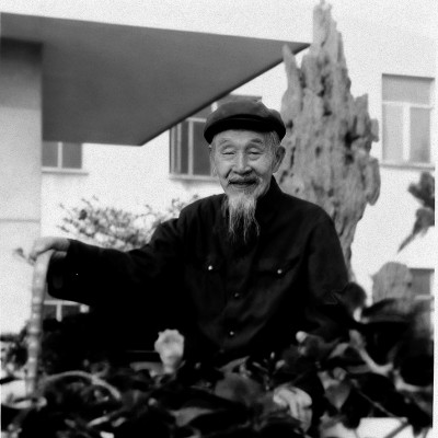 1987年，任乃强在成都留影。