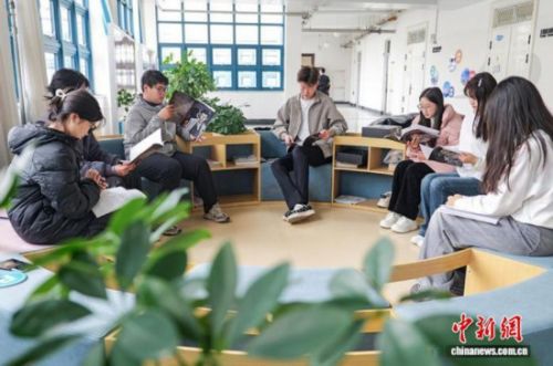 图为学生们在讨论剧本杀线索。刘彦均 摄