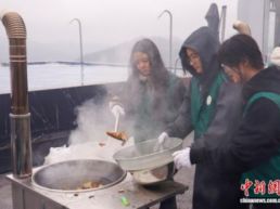 浙江金华：中外学子炮制药材 感受中草药妙用