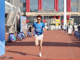 北京中医药大学千名师生以奔跑致青春