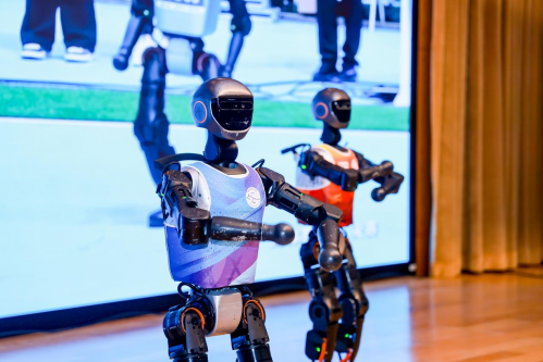 机器人舞蹈为比赛现场增添科技感氛围。北京市教委供图