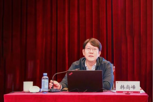 中国矿业大学(北京)党委书记韩尚峰讲授专题思政课。校方供图