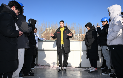 武大靖授课吉林大学冰雪运动微专业课堂。吉林大学供图