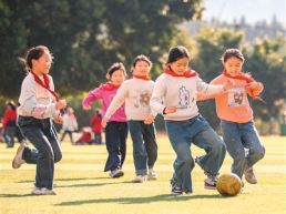 校园女足显身手