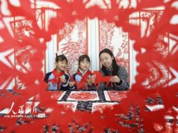 河北唐山：巧手剪纸迎新年