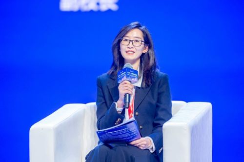 西南石油大学副校长王杨出席论坛并发言。人民网记者 严立政摄