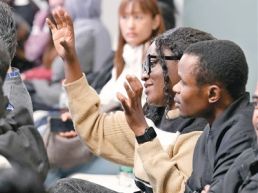 解答国际青年关心的问题