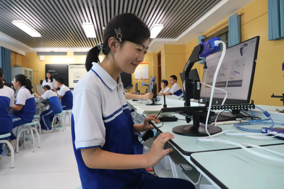 甘肃省会宁县第一中学的学生全神贯注查看实验数据。 甘肃省教育厅 供图