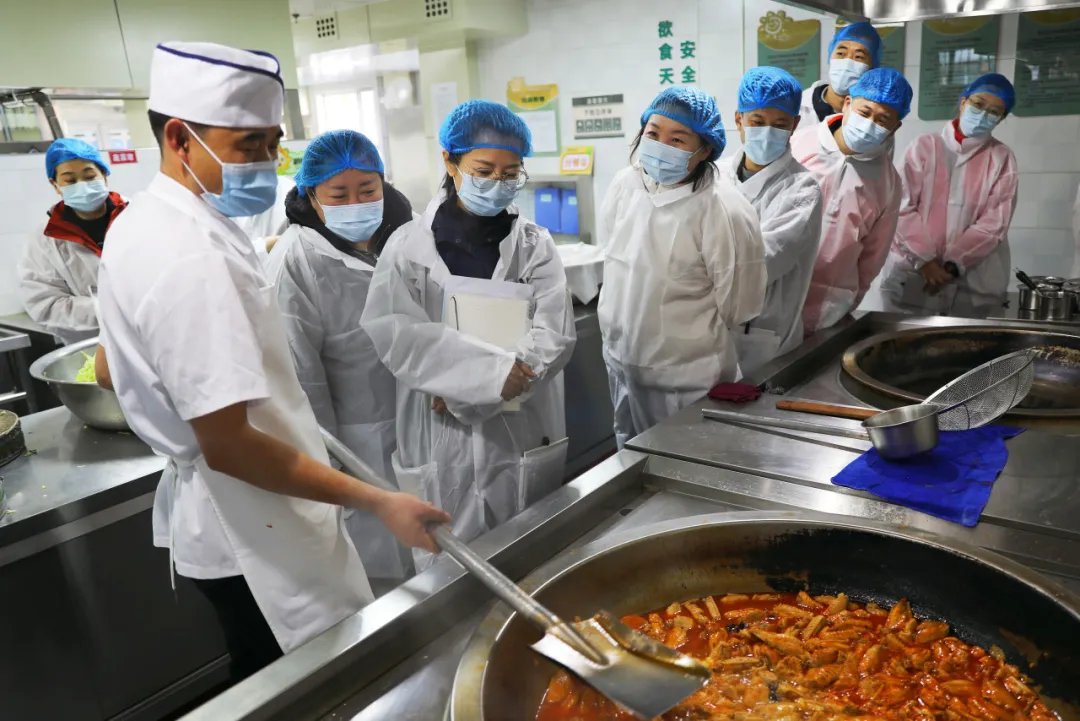 2025年11月4日，河北省张家口市桥东区第一幼儿园幼儿家长在幼儿园厨房内参观。岑屹 摄