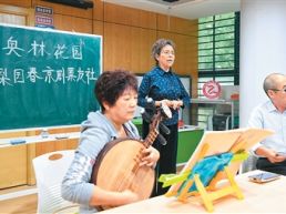 “银发族”走进多彩课堂