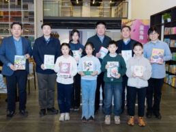 人民日报出版社向人民日报社图书馆童书角捐赠读物