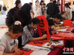 宁夏银川：孩童挥毫迎马年