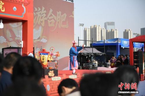 2月22日，“乐购新春·福满超级皖”主题活动在合肥骆岗中央公园启幕。图为合肥专区民俗表演。中新社记者 赵强 摄