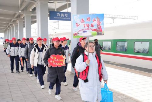 3月1日开学，学生们却坐火车去了这里……