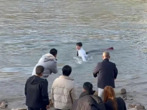 谈磊在黄河中救人。兰州大学供图