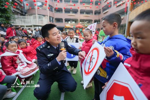 2026年3月2日，四川遂宁市船山区顺城街幼儿园开展“开学第一课”，民警现场讲解交通标志，普及交通安全知识。刘昌松摄（人民图片网）