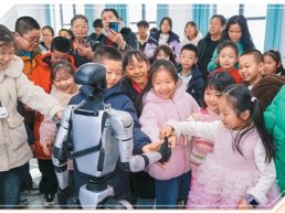 科技馆里，一“马”当先万象新