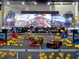 中外青少年在沪比拼机器人技能