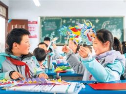 巧做手工 喜迎“二月二”（图片新闻）