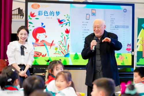 作家高洪波带来“童诗的欣赏与写作”专题讲座。人教社供图